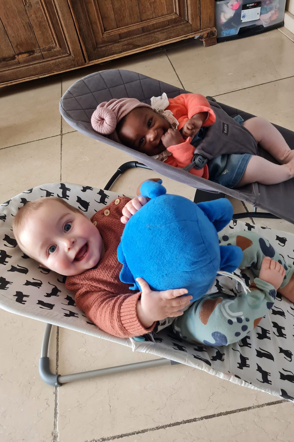 Deux bébés souriants dans leurs transats