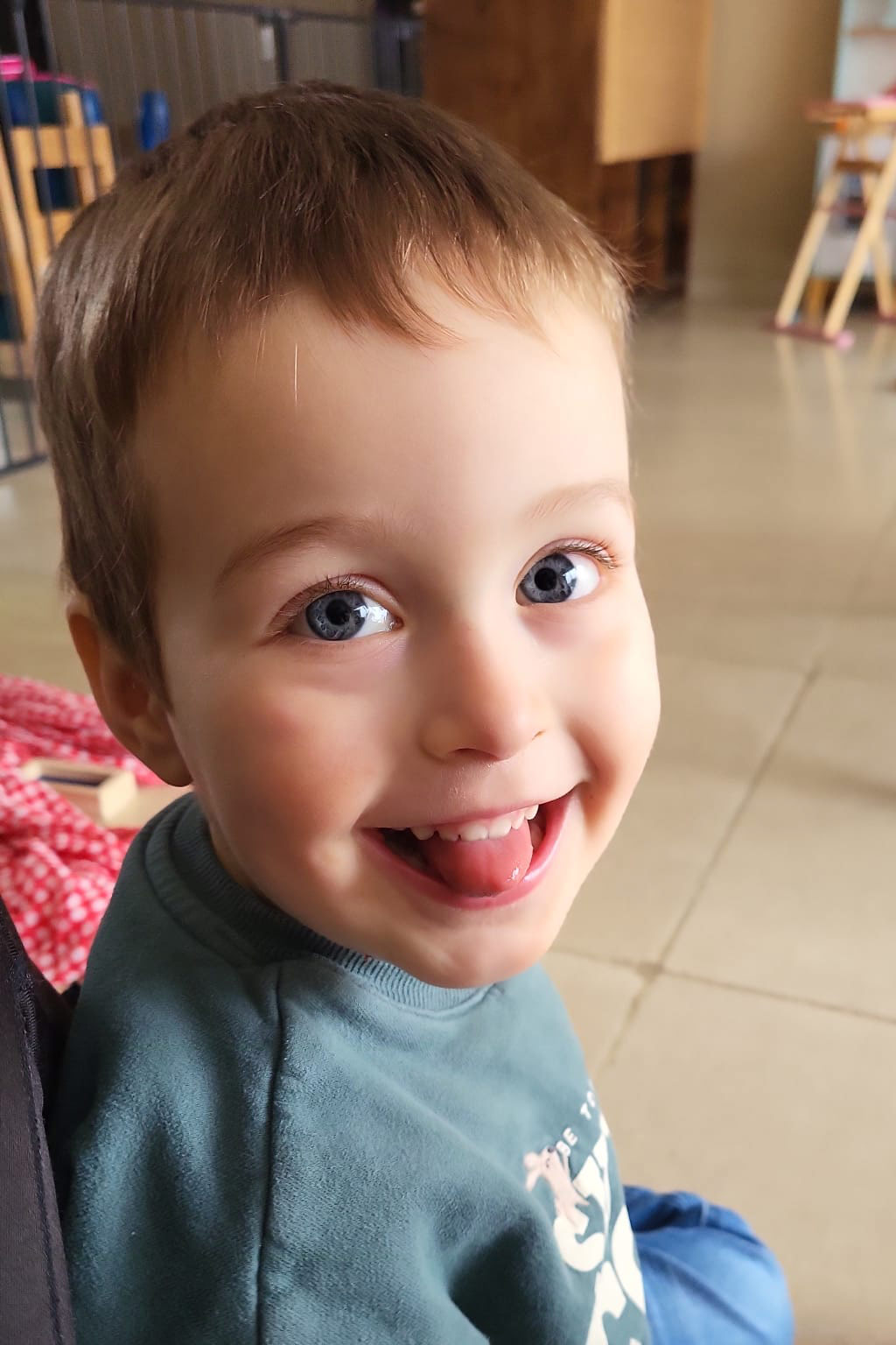 Un petit garçon qui sourit en tirant la langue